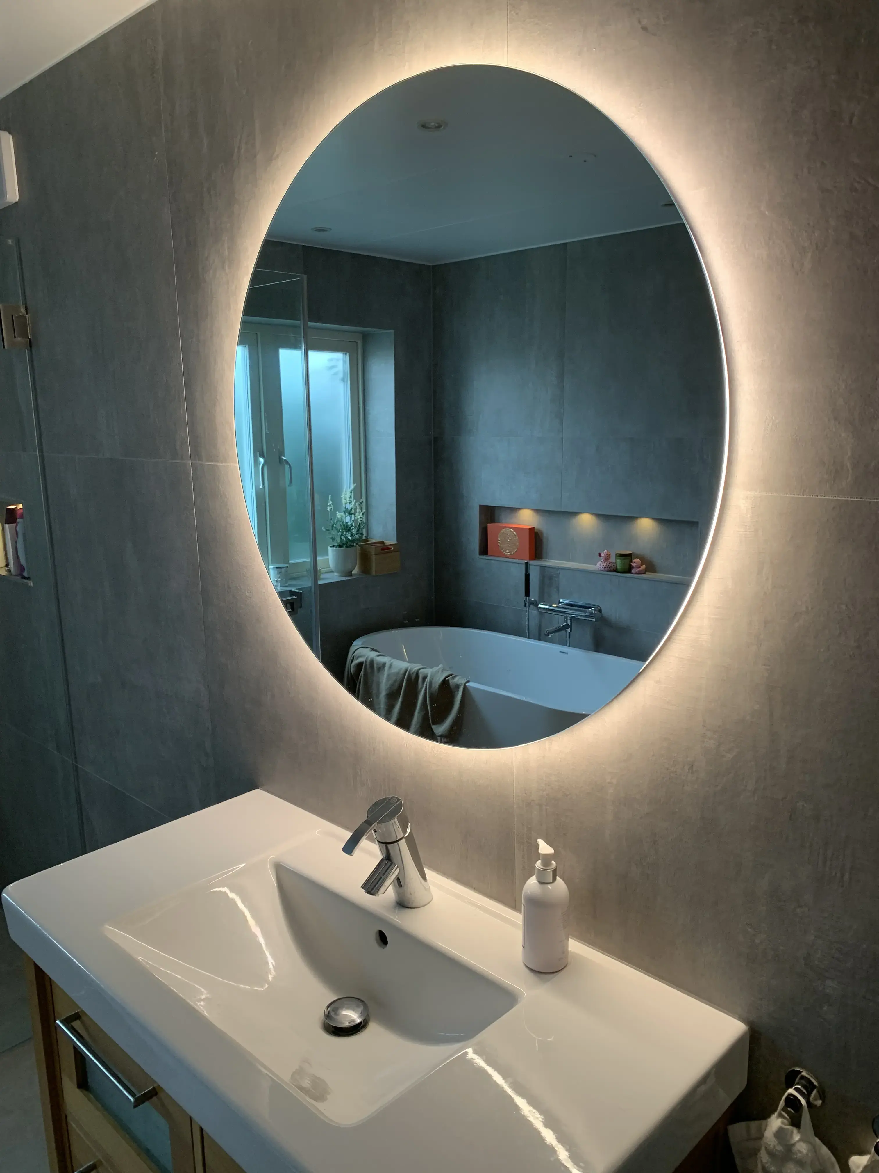 Badrum med belysning och handdukstork